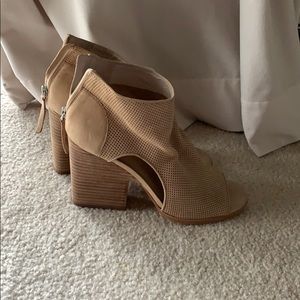 Vince Camuto Ankle Heels Excellent Condition 10